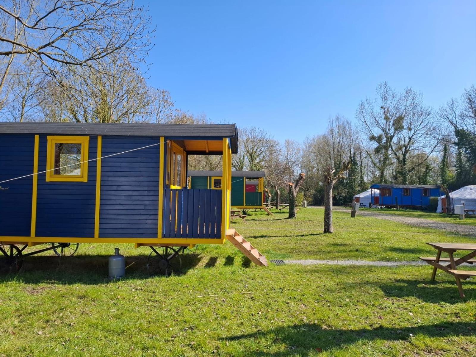 Le Village Insolite Yourte Et Roulotte Сен-Беноа-дез-Онд Екстериор снимка